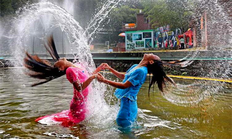 泼水节那天人们泼水所代表的意义是什么