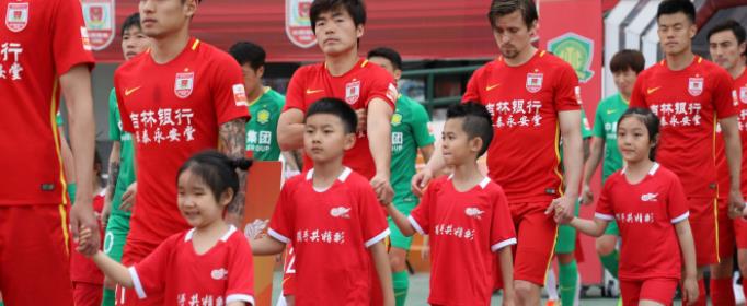 为什么足球比赛要带球童入场