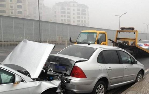 停车时被追尾怎么办