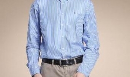 蓝色条纹衬衫搭配裤子