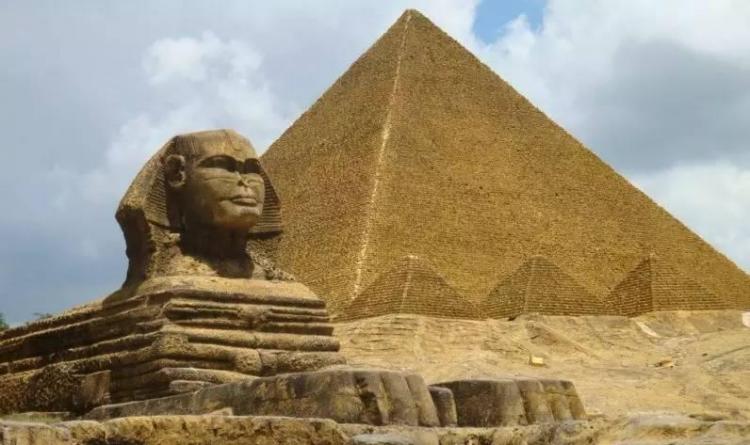 人们是怎么修建金字塔的