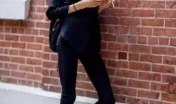 黑色上衣配什么颜色的裤子