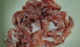 芹菜香干炒猪肉的家常做法