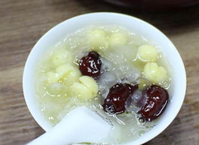 银耳莲子汤的做法