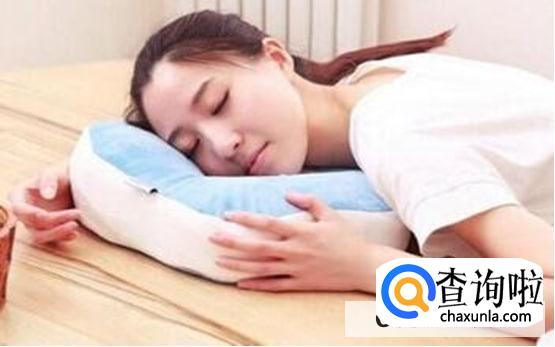 上班族趴着午睡的危害