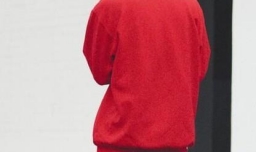 男士红色卫衣该如何搭配