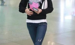 黑色卫衣搭配什么下装