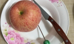 如何用苹果雕刻盘饰？