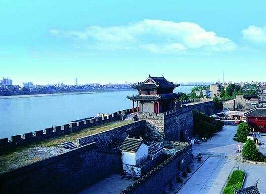 古代的护城河起什么作用