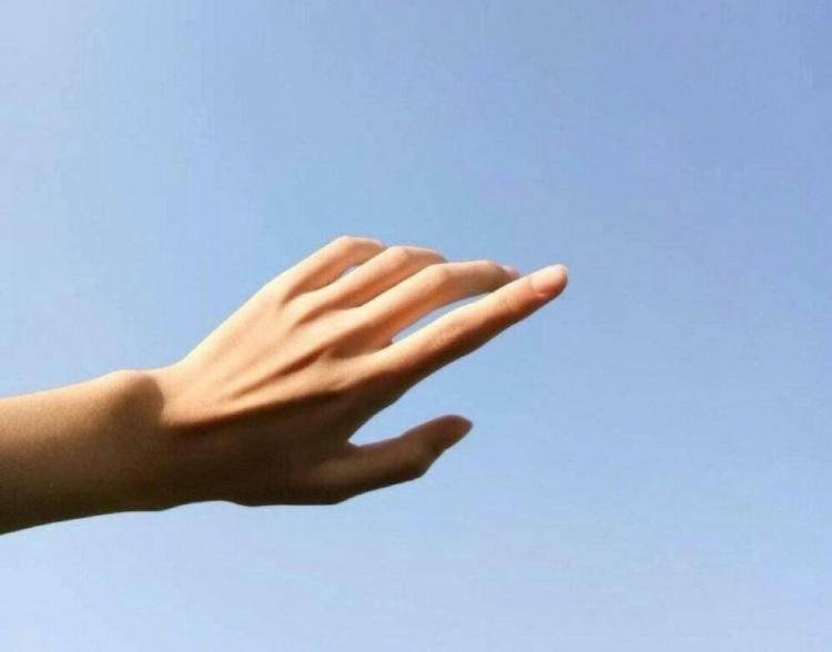 如何让手变得又细又长