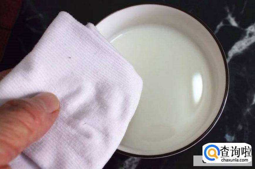 白色衣物洗后变黄是什么原因造成的应该怎么处理？