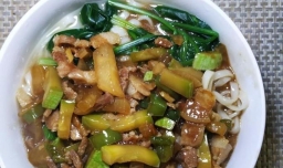 怎样做美味的西葫芦白萝卜炸酱面？