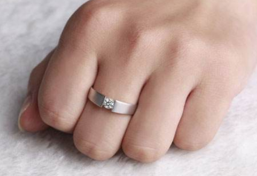 中指戴戒指什么意思