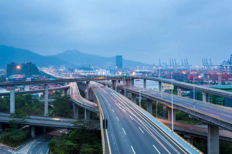 立交桥的桥面上为什么有一道道裂缝