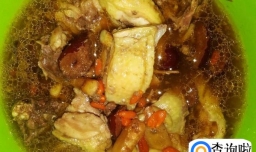 滋补药材滚鸡汤的做法