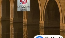 如何将一张图片添加到另一张图片上？