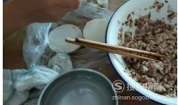 怎么用买回来的饺子皮来迅速包饺子？