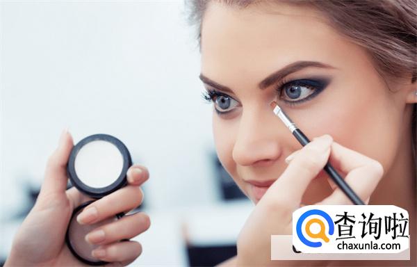女生上了大学能化妆吗
