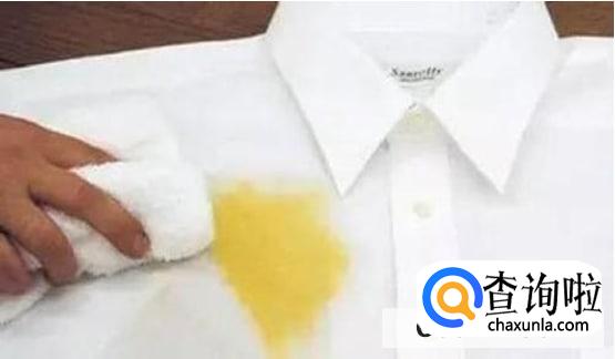 咖啡撒到白色衣服怎么洗好呢？