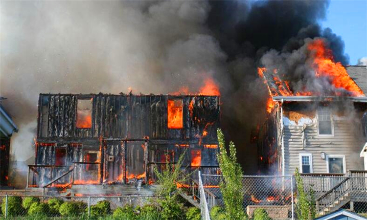 当遇到火灾时应迅速向什么逃离