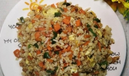 怎样做咖喱味儿胡萝卜青椒蛋炒饭？