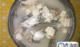 崇鱼头炖汤的家常做法