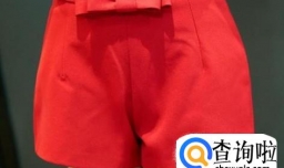 红色短裤配什么上衣