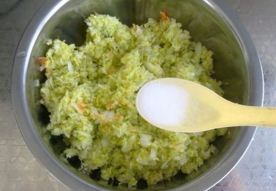 白菜猪肉饺子馅的做法