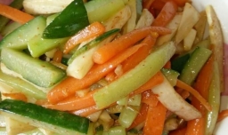 胡萝卜茭白炒黄瓜的做法