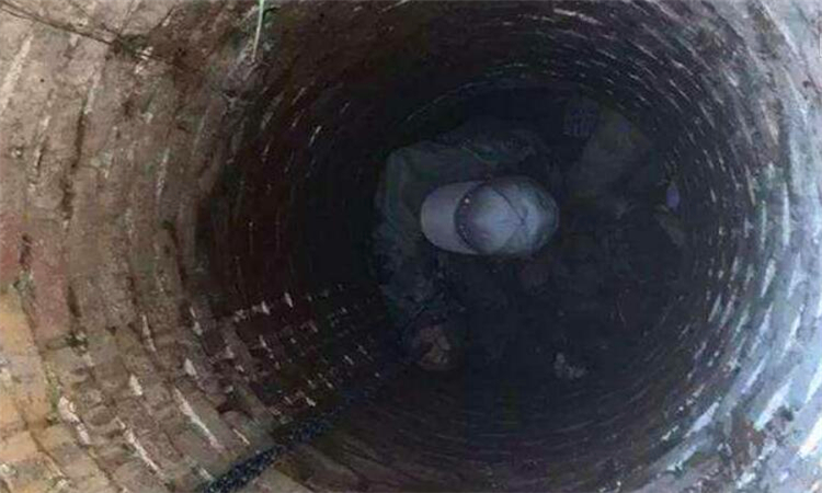 掉进深坑或深井如何自救