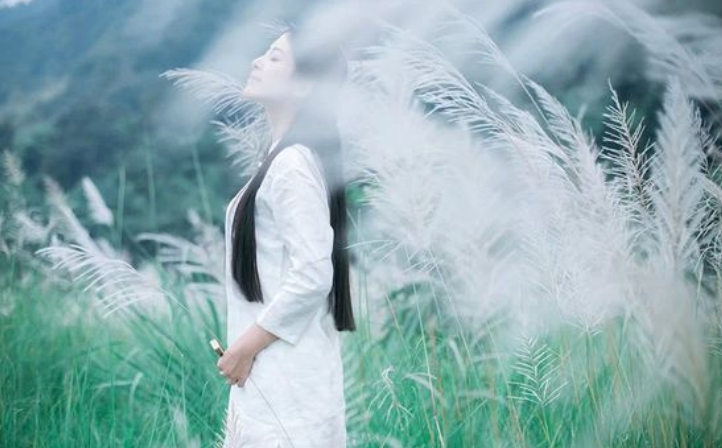 床前明月光打一字