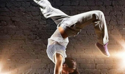 学跳街舞要先学什么基本动作