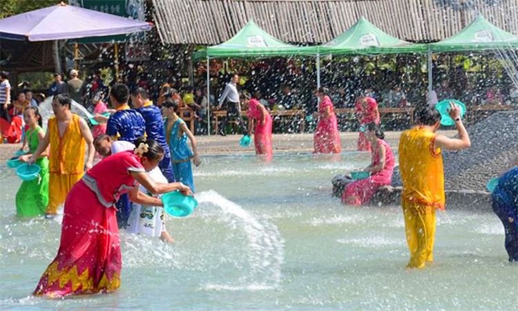 泼水节那天人们泼水所代表的意义是什么