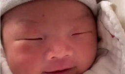 宝宝刚出生就吃手，遇到这一信号时，妈妈应该窃喜