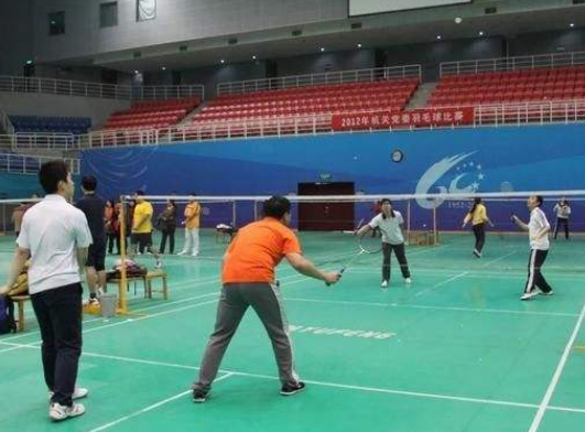 打羽毛球的技巧