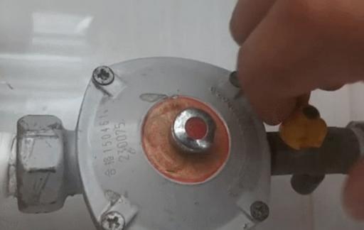 家里的燃气灶打不着火怎么办？