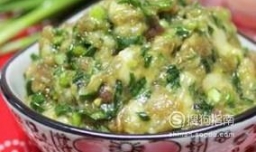 调制好吃的韭菜肉饺子馅