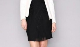 白色外套里面配什么颜色