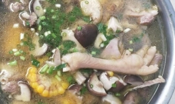 美味的香菇炖鸡汤的超级简单做法。