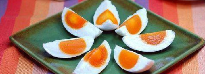 不用去外面买，在家也能腌制出“富得流油”的咸鸭蛋