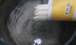 怎样做美味的面条鸡蛋煎饼