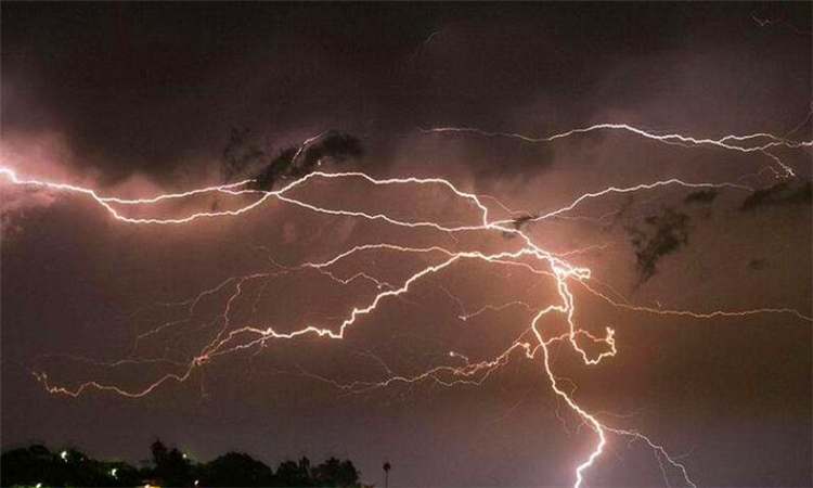 为什么会打雷闪电的原理