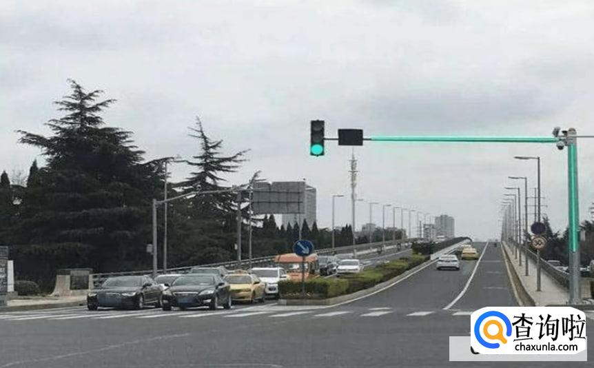带箭头的红灯绿灯同时亮怎么走