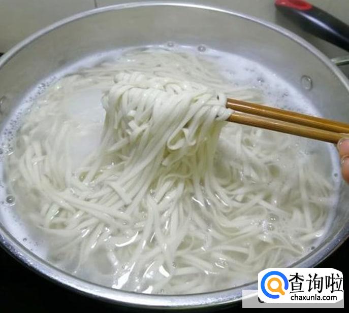 预防煮面食汤溢出来的方法