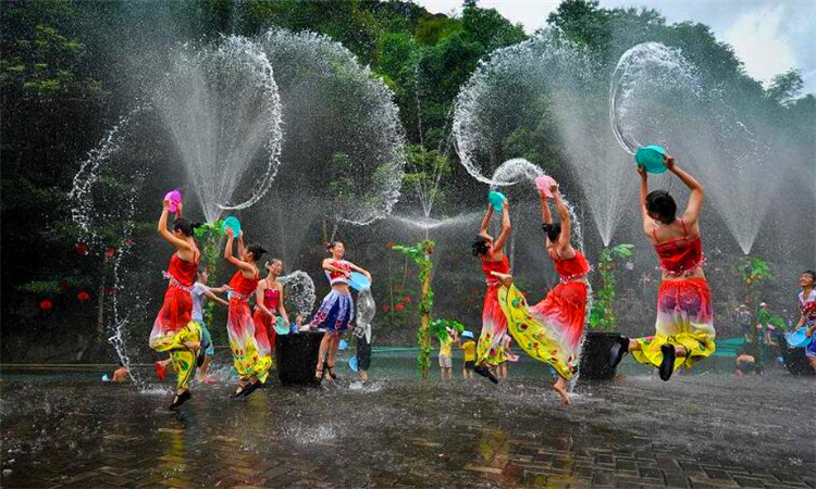 泼水节那天人们泼水所代表的意义是什么