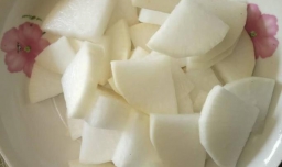 香菇白萝卜虾米饺汤的做法