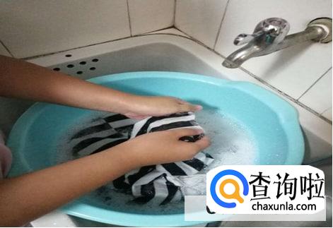 第一次洗衣服怎么防褪色