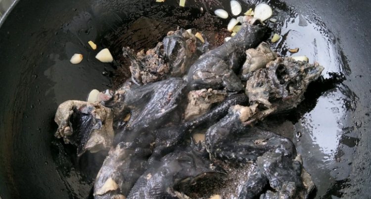 红烧乌鸡炖土豆的做法