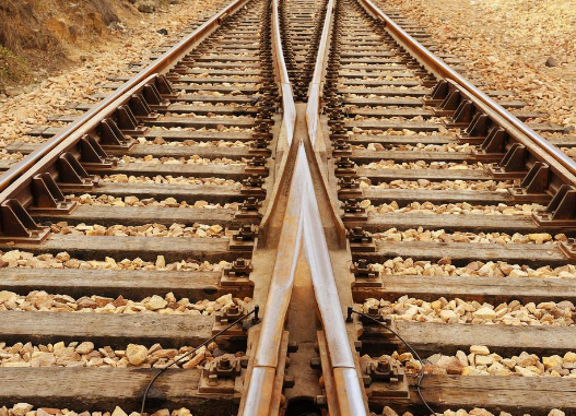 为什么铁轨上要铺石子