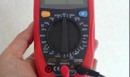 如何用数字万用表测量家用插座电压？